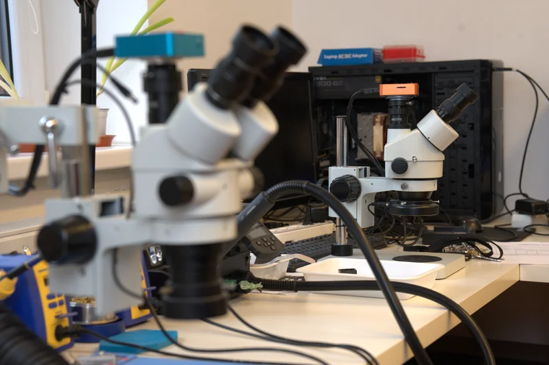Laboratórne prostredie ITHOPE s dvomi stereomikroskopmi a nástrojmi na záchranu dát.