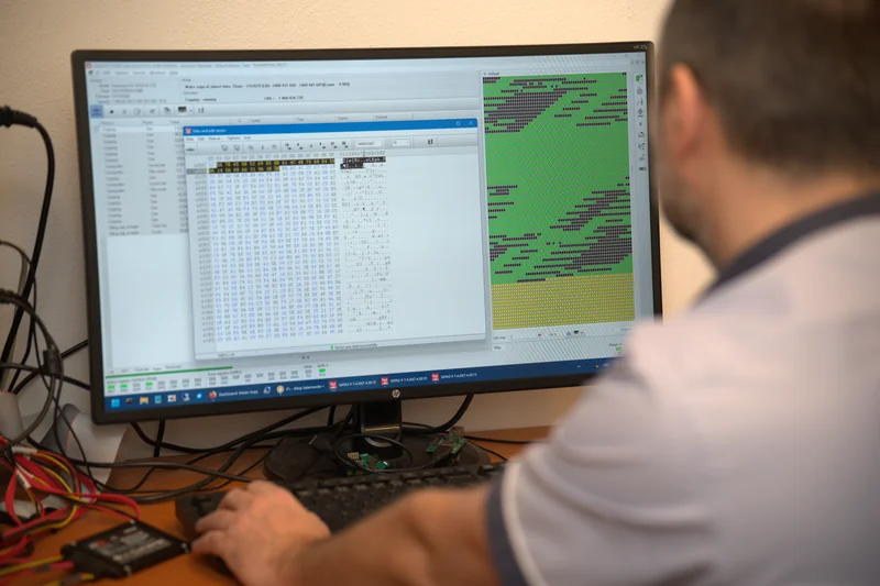 Hex editor na monitore v ITHOPE zobrazuje sektorovú analýzu poškodeného disku.