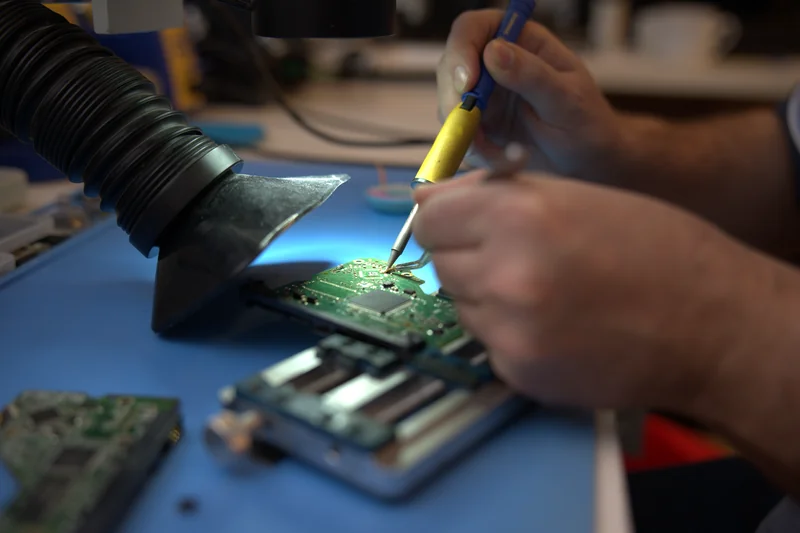 Chip-off metóda v ITHOPE — spájkovací hrot odpája pamäťový čip priamo z dosky SSD.
